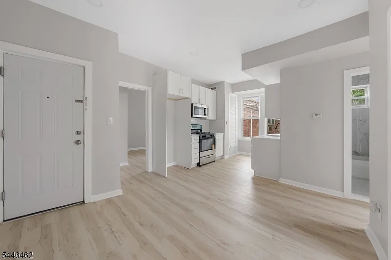 3 bed, 1.0 bath, $2,500 — Photo 2