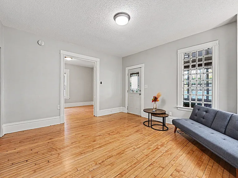 1411 Knox Ave N — Photo 9