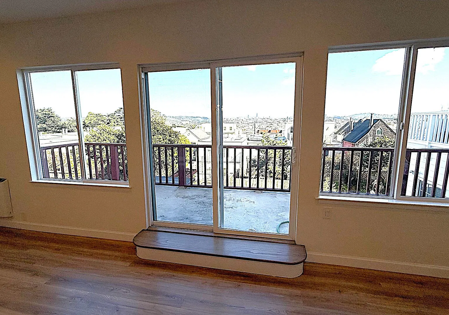 Epic REA - Spacious Home with Views 3 BR/2.5 BA w/Parking — Photo 3