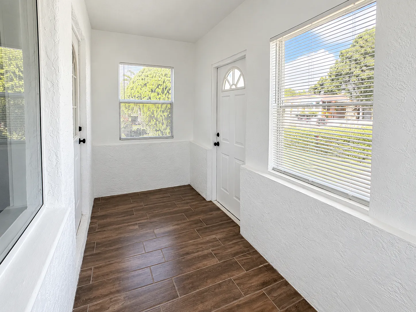 2 bed, 1000 sqft, $2,295 — Photo 2