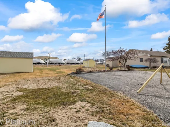 7825 Alexandria Dr, Fair Haven, MI 48023