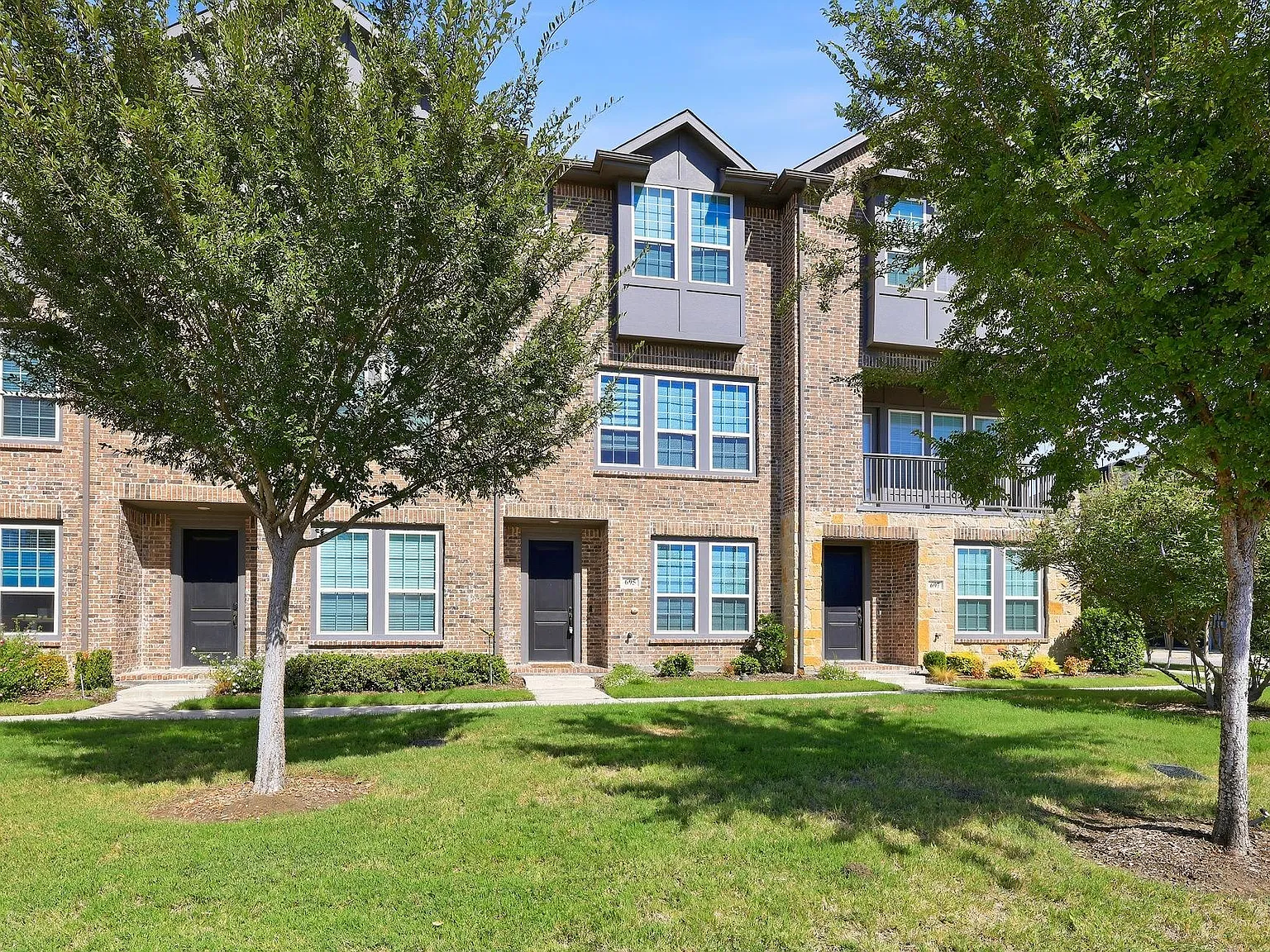 3 bed, 3.5 bath, 2006 sqft, $2,995 — Photo 2