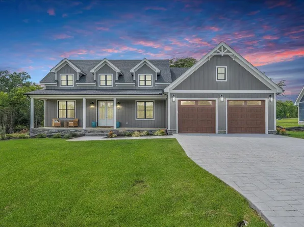 1093 Golf View Ct, Huddleston, VA 24104