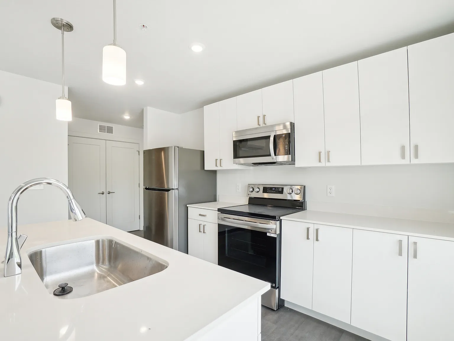 2 bed, 707 sqft, $2,390 — Photo 3