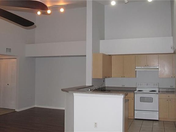 3rd image of 422 Villa Cir #422
