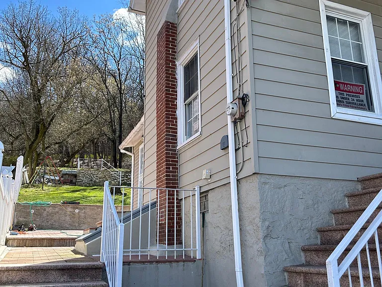 933 Wyandotte St — Photo 5