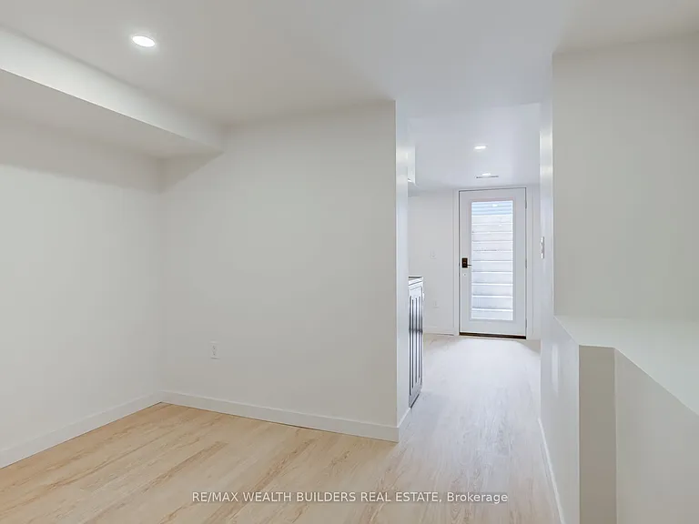 2443 Dundas St W — Photo 9