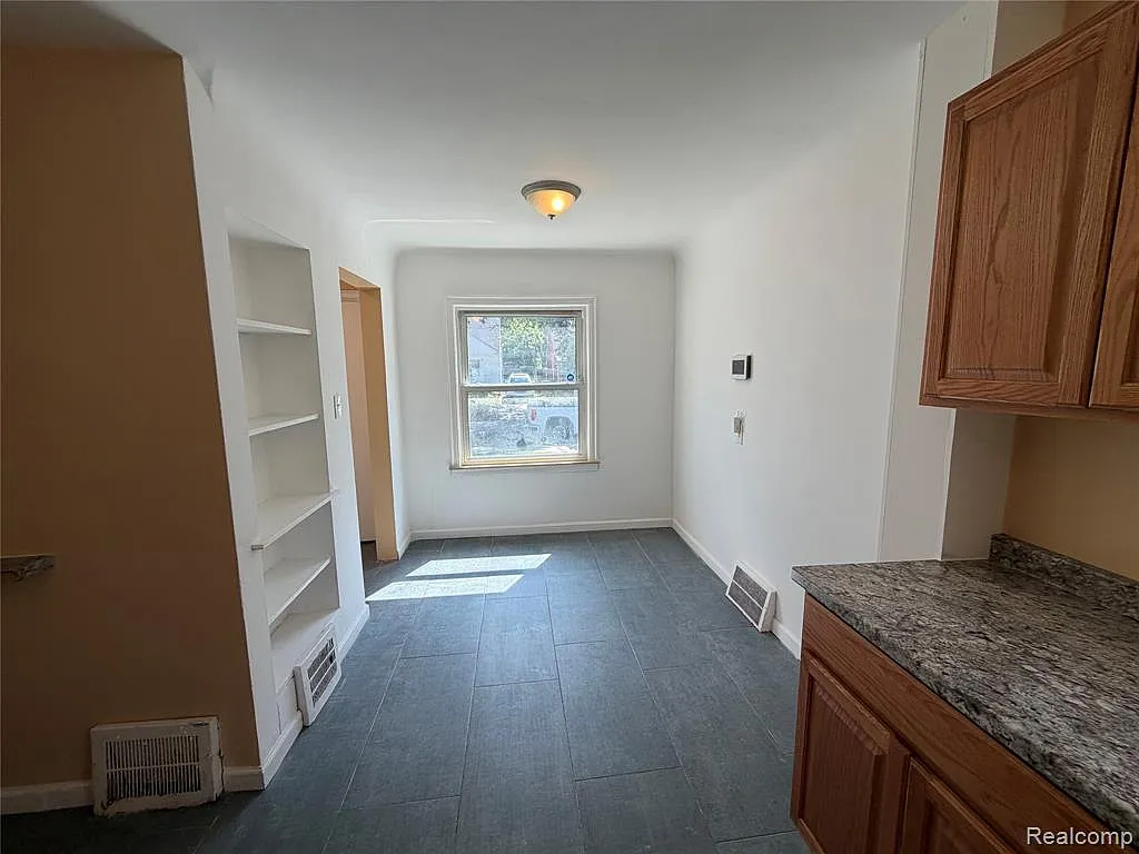 3 bed, 1100 sqft, $1,300 — Photo 4