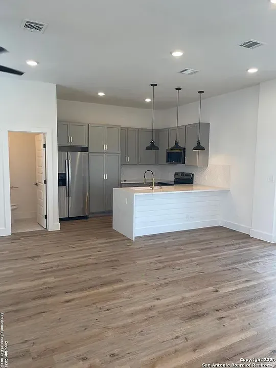 2 bed, 2.5 bath, 1304 sqft, $1,900 — Photo 2