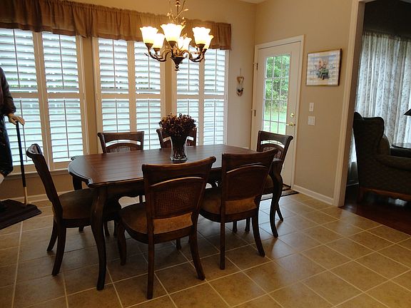 4th image of 135 Scott Dr W