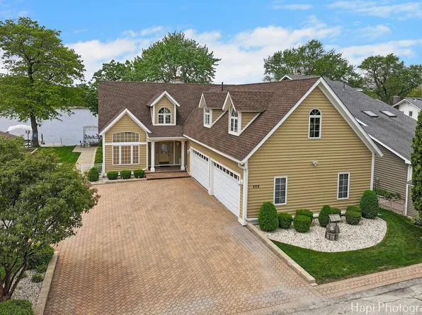 209 S Emerald Dr, McHenry, IL 60051