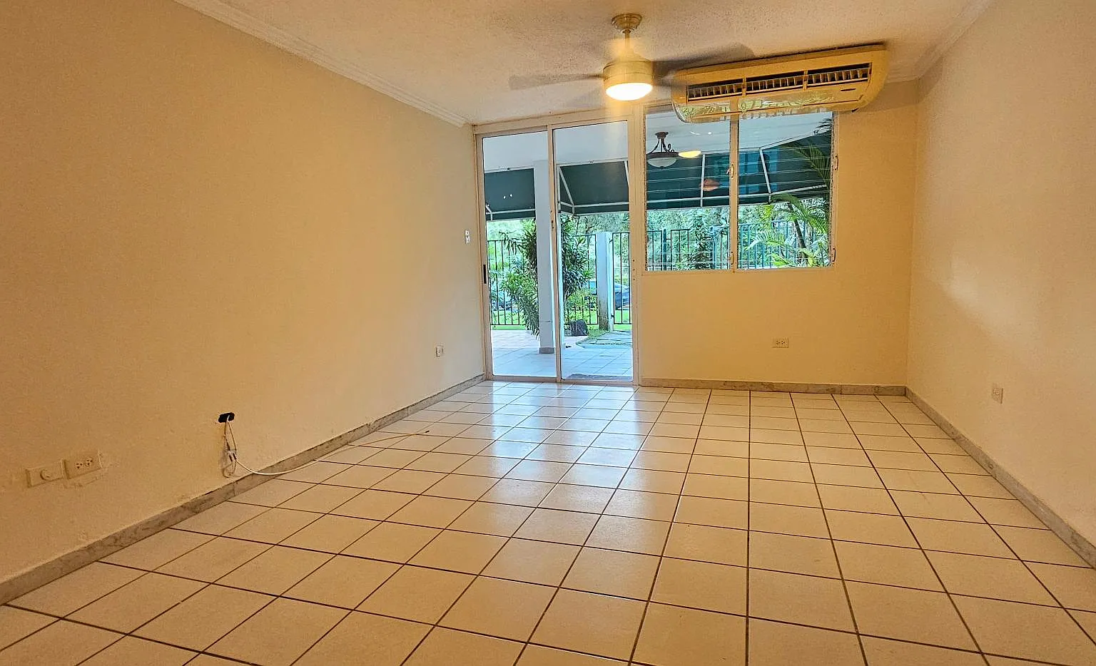 Aventura, Encantada (Condominio) — Photo 3