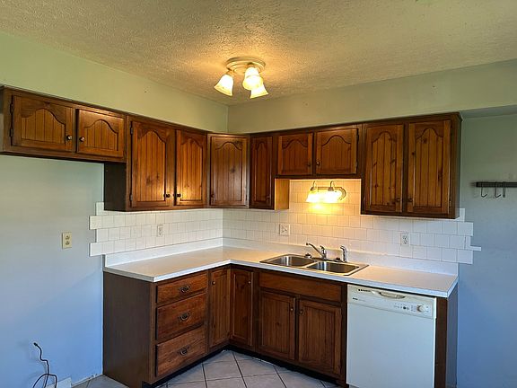 5th image of 138 Maple Ave