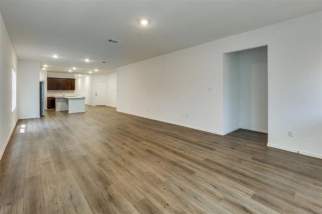 4 bed, 3.0 bath, 2022 sqft, $2,650 — Photo 4