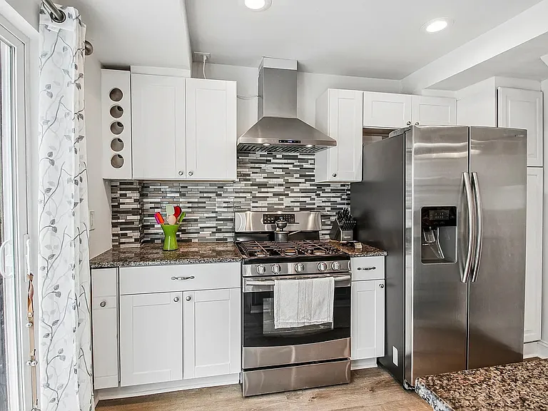 312 Howland Ave — Photo 10