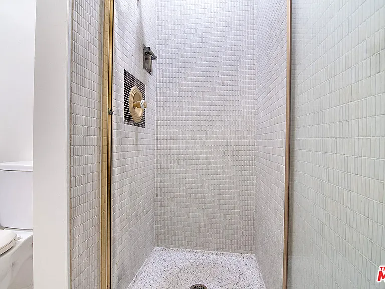 115 S June St — Photo 62