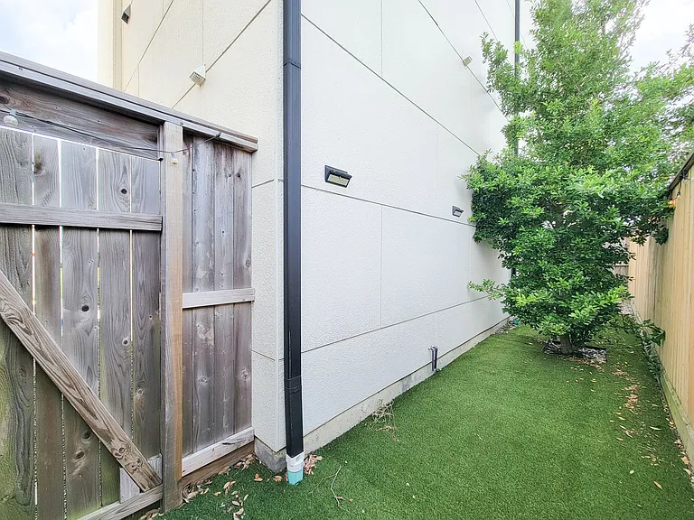 9 N Saint Charles St #B — Photo 30