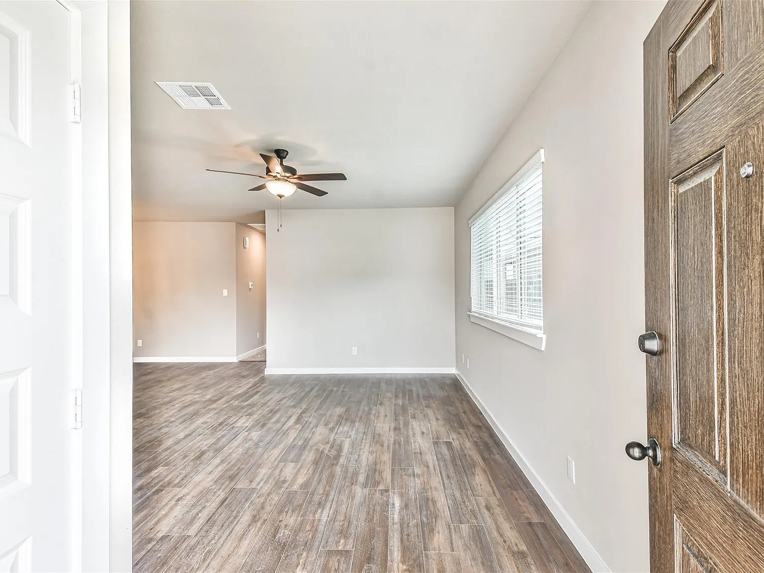 3 bed, 2.0 bath, 1302 sqft, $1,670 — Photo 2