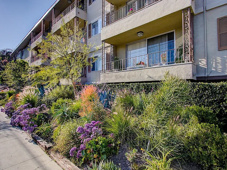 10707 Camarillo St #214 — Photo 29