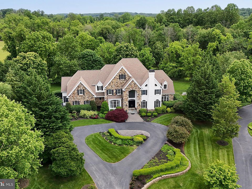 1st image of 303 Lavender Ln