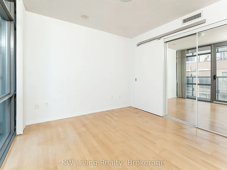 37 Grosvenor St #1603 — Photo 8