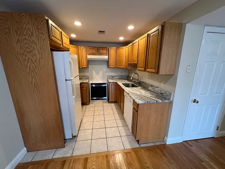 1135 Washington St #4 — Photo 6