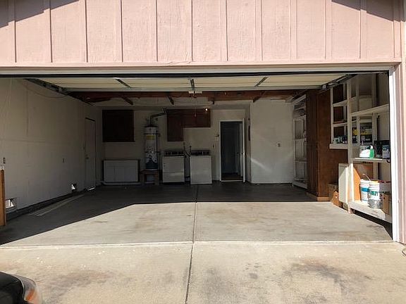 2 Car Garage w/Storage Shelves/Washer/Dryer