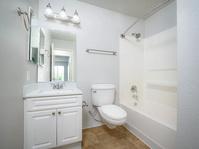 Breakwater 1 Bed, Bathroom Breakwater 1 Bed, Bathroom