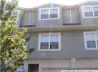 295 Skyline Dr, Staten Island, NY 10304