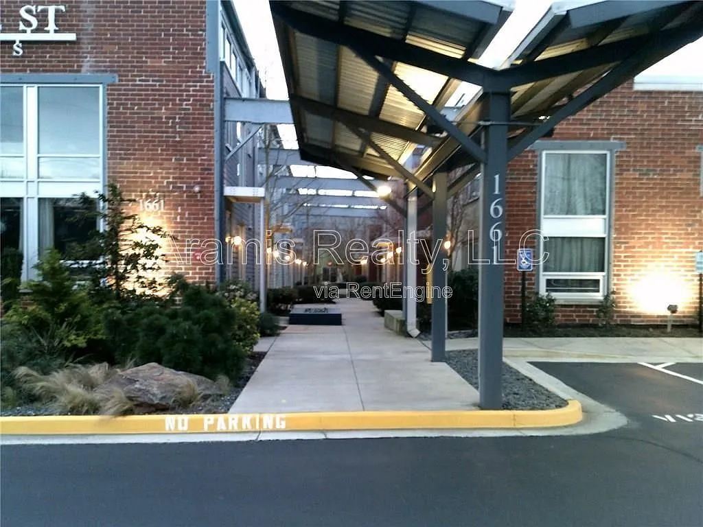 1 bed, 1.5 bath, 1056 sqft, $1,995 — Photo 2