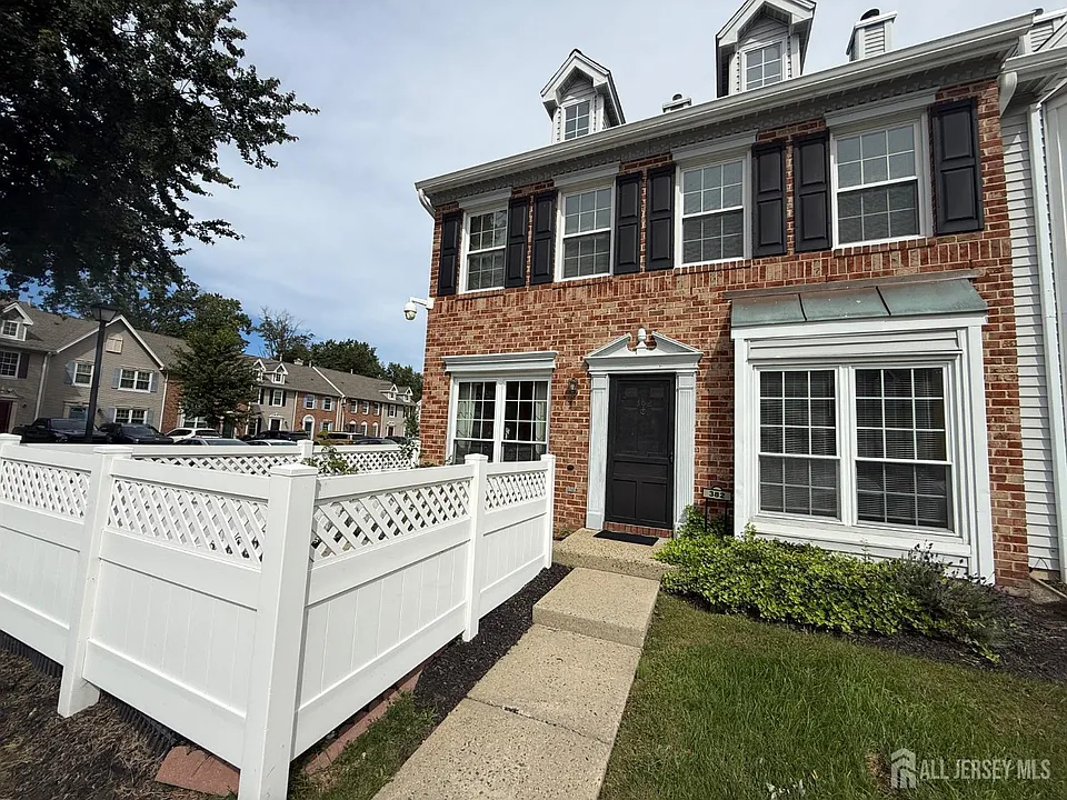 382 Hadleigh Ln