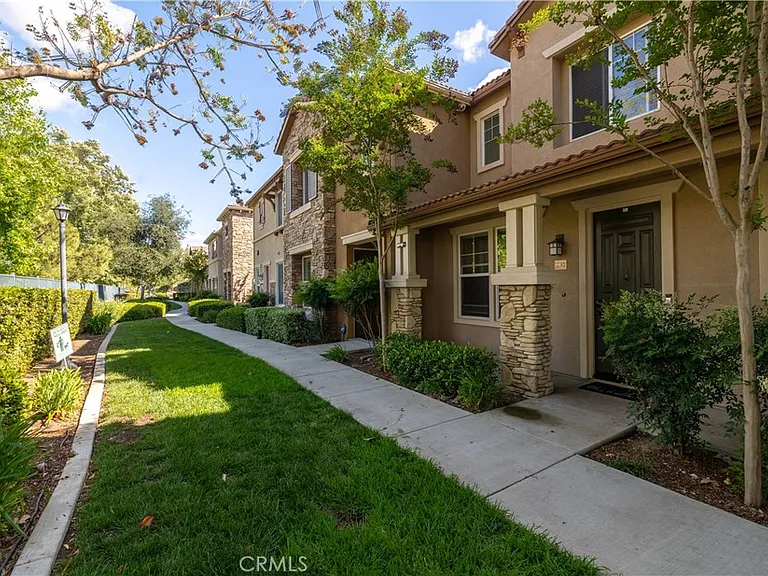 30505 Canyon Hills Dr — Photo 2