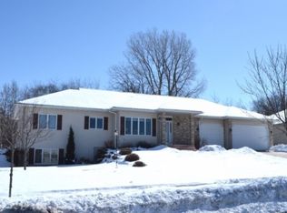 806 Links Dr, Poynette, WI 53955