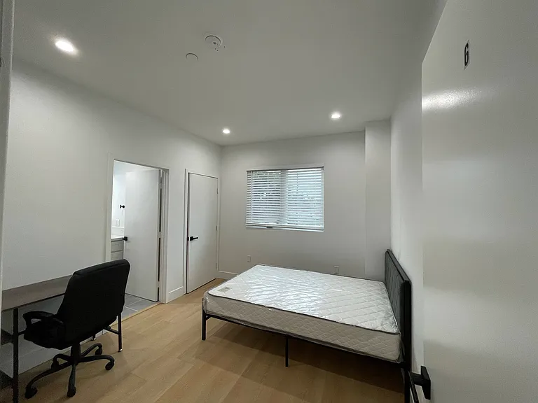 1340 W 37th St #1342-1/4 — Photo 15