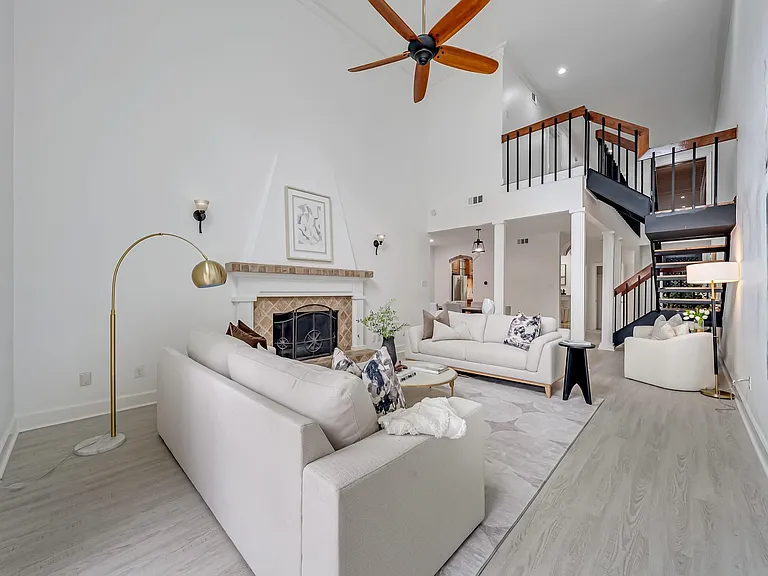 516 S Post Oak Ln #18 — Photo 2