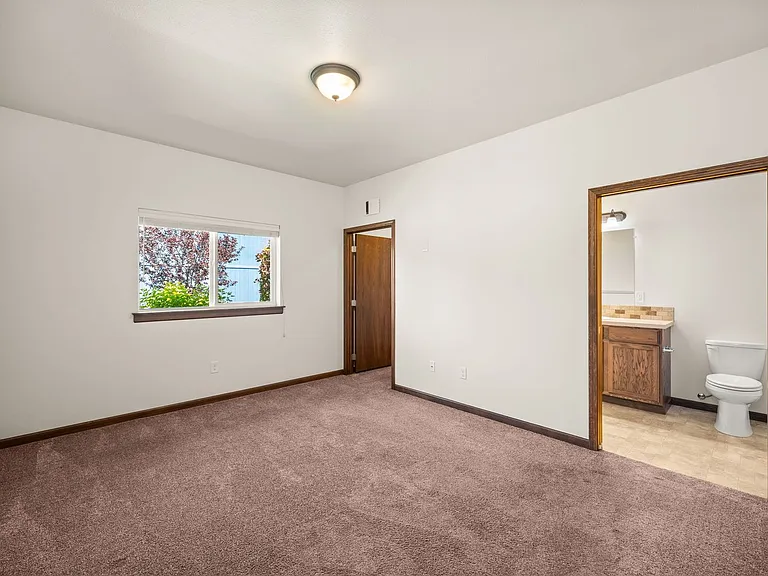 13907 E 14th Ln — Photo 8