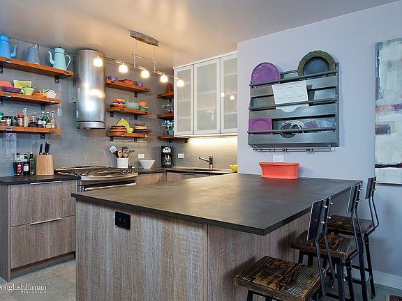 3rd image of 200 W 79th St #10RS