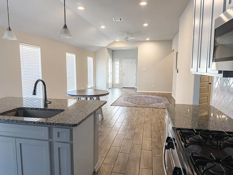 139 Lyndon Dr — Photo 6