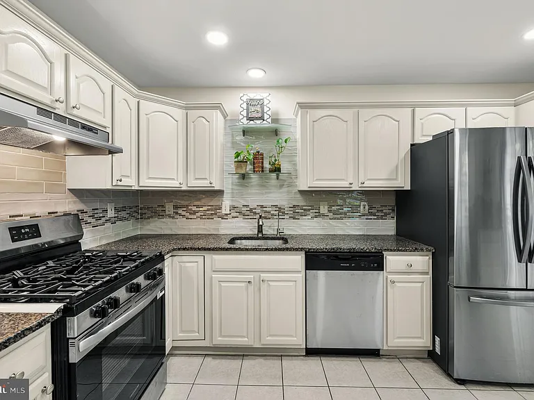 8 Henry Ct — Photo 6