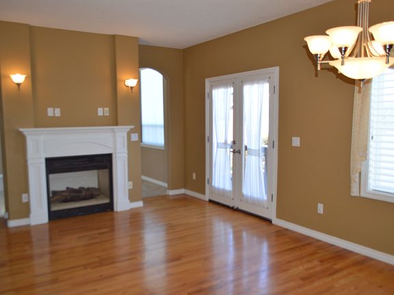 Dinning room with fireplace