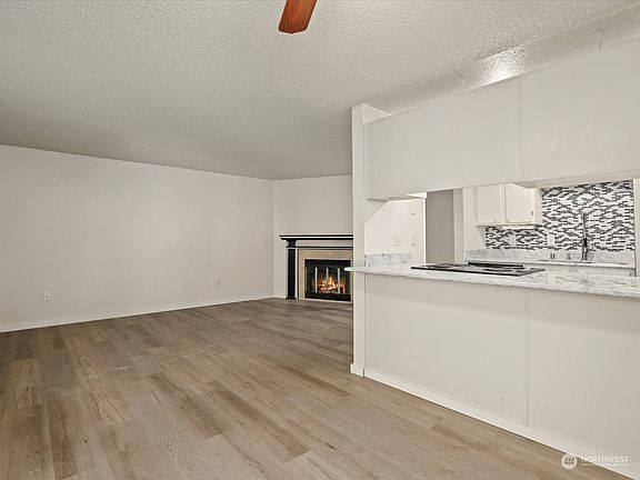 5th image of 19853 25th Avenue NE #113