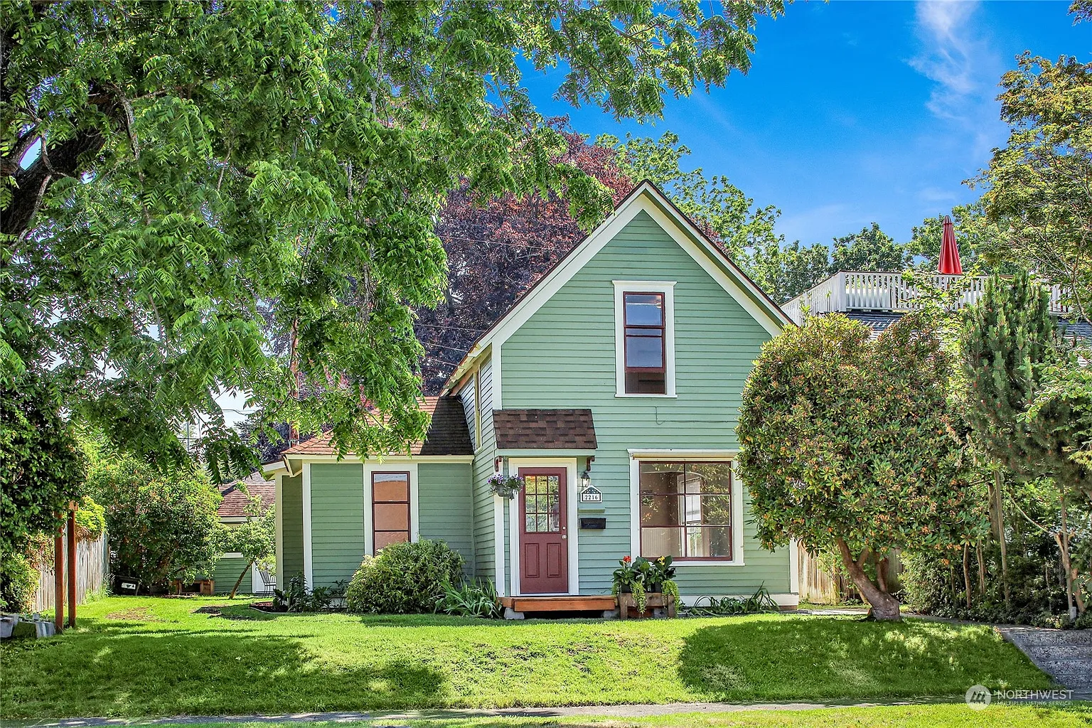 2216 Victor Street photo 1