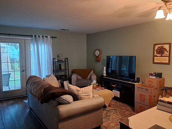 5th image of 108 Empire Ct #108