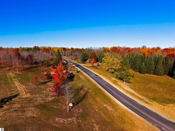 5803 SW Old Oaks Trl, Fife Lake, MI 49633
