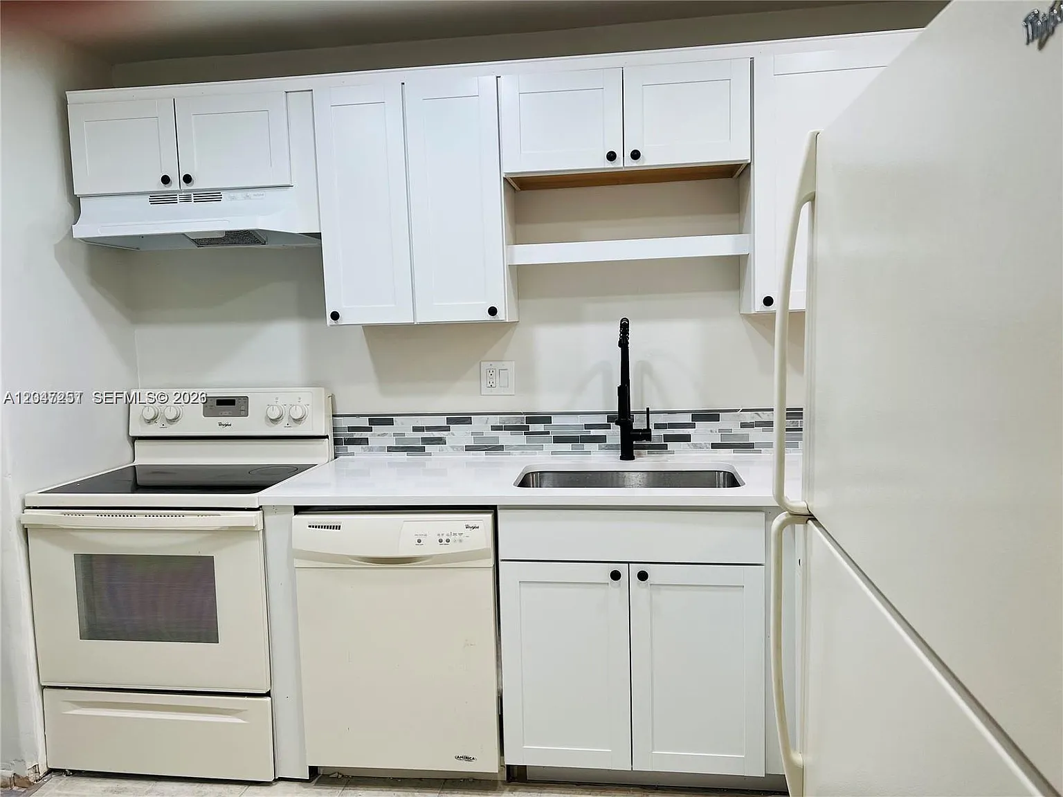 Versailles Gardens Condo — Photo 1