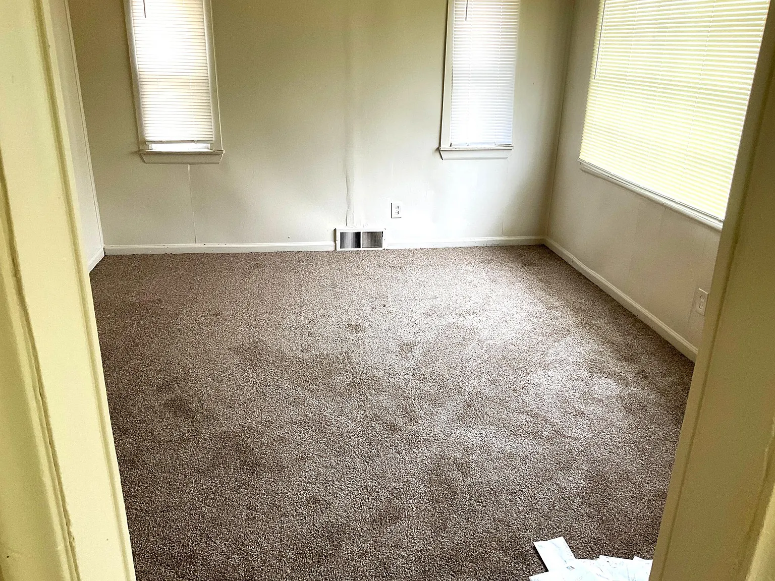 3 bed, 1000 sqft, $1,200 — Photo 3