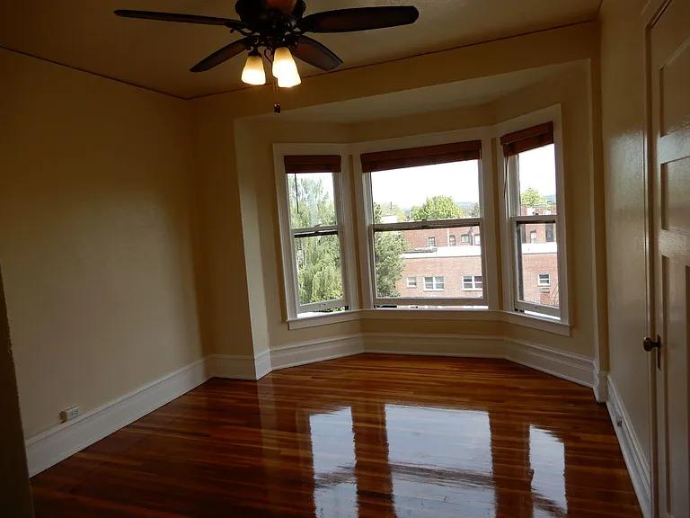 Lucretia Court Apartments — Photo 18