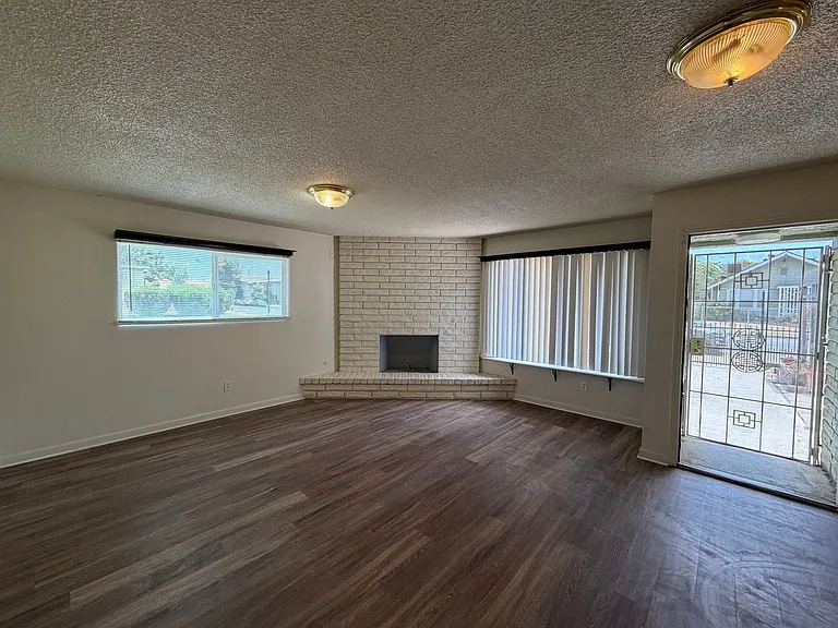 1011 Oleander Ave — Photo 4