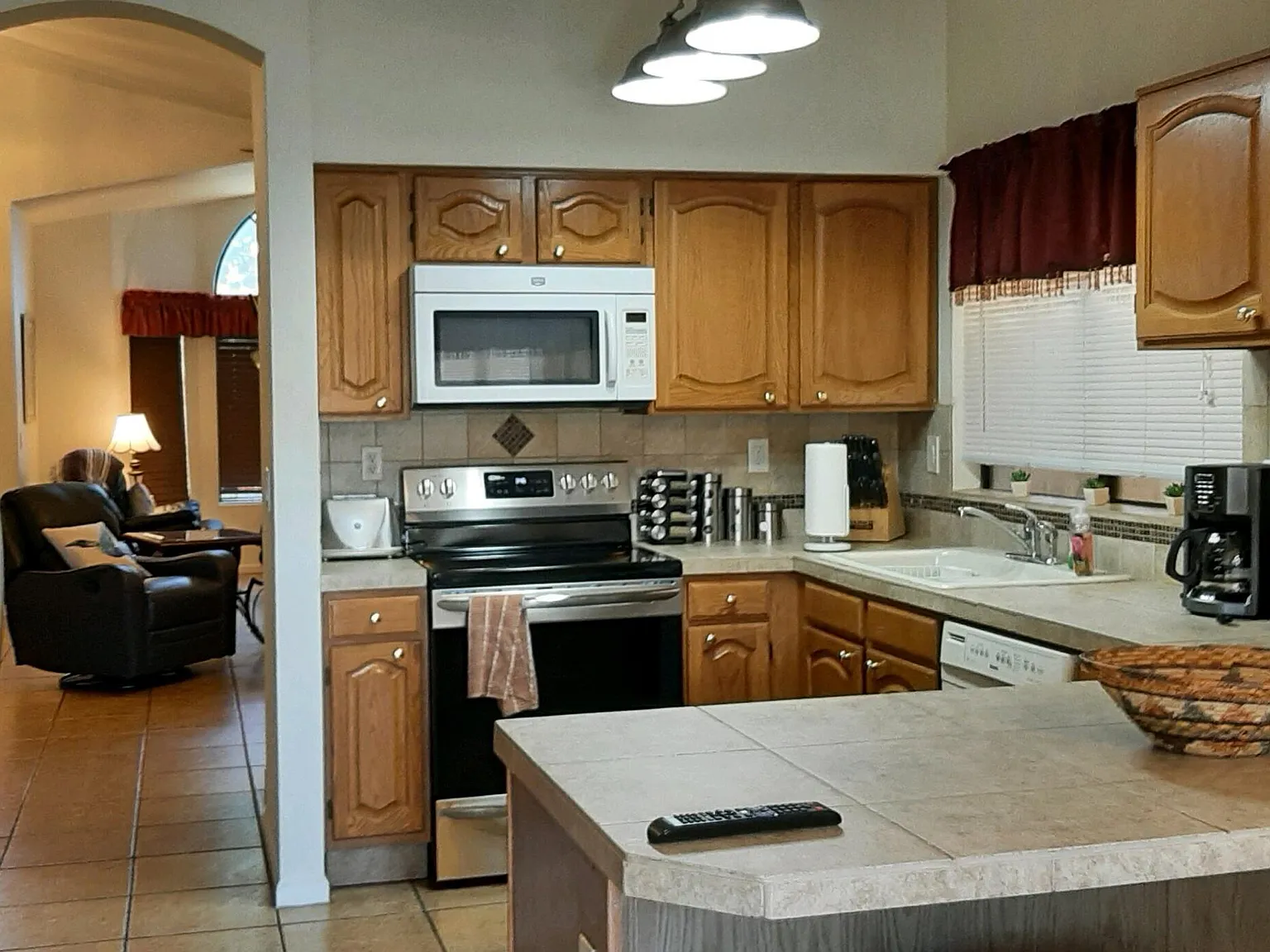 3 bed, 2.0 bath, 1591 sqft, $3,900 — Photo 2