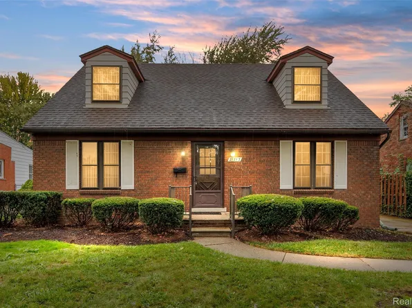 21717 Madison St, Saint Clair Shores, MI 48081